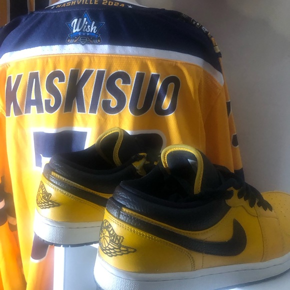 Nike Air Jordan’s 1’s Yellow and Black, like new still. I really good condition - Picture 12 of 13